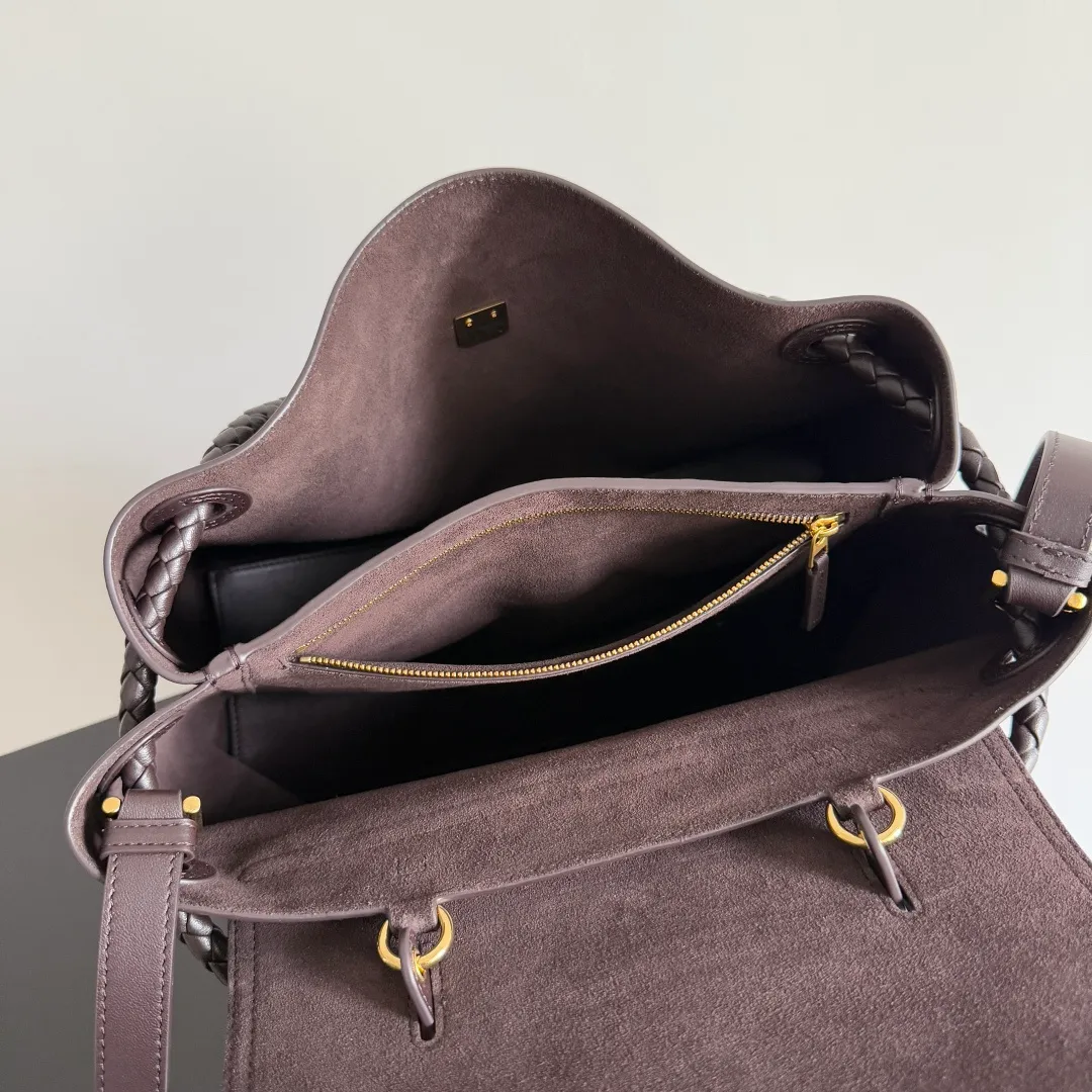 Batch 2360 BottegaVeneta Latest Ciao Ciao Bag Silky cowhide two-way flap handbag with signature twist detail, hidden hook closure, flap can be fastened to the front or attached to the INTRECCIATO woven interior pocket, comes with an adjustable and detachable crossbody strap, interior compartment, and also features a zippered pocket. The surprise flap has various shapes. Style 1 - Cover the bag surface and expose the knot decoration. Style 2 - Place the flap inside the bag. A buckle is also designed. Style 3 - The U-shaped position of the top handle in the hand bag. Style No.: 817231 Size: 34*26*15cm